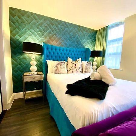 Stunning Apartment Suite - Free Parking & Wifi! Пул Екстериор снимка