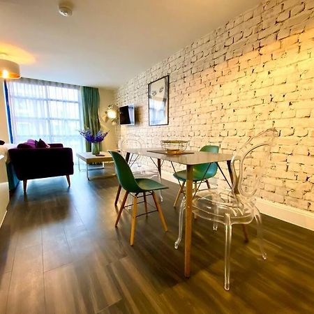 Stunning Apartment Suite - Free Parking & Wifi! Пул Екстериор снимка