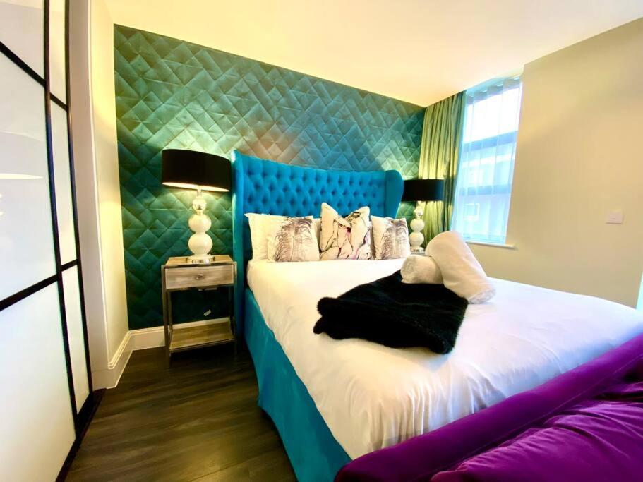 Stunning Apartment Suite - Free Parking & Wifi! Пул Екстериор снимка
