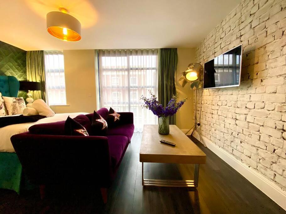 Stunning Apartment Suite - Free Parking & Wifi! Пул Екстериор снимка