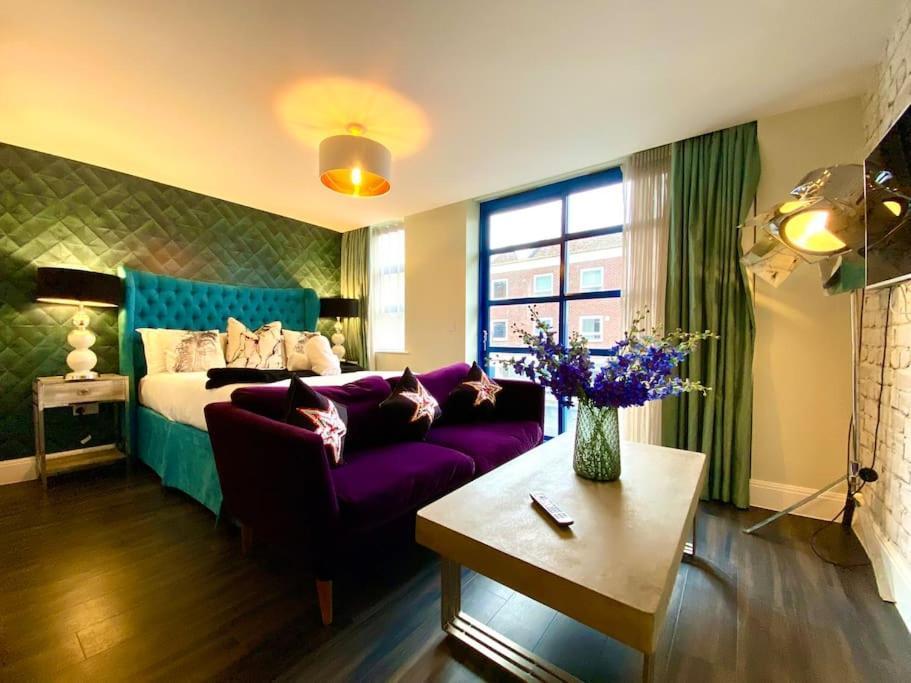 Stunning Apartment Suite - Free Parking & Wifi! Пул Екстериор снимка