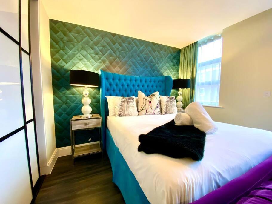 Stunning Apartment Suite - Free Parking & Wifi! Пул Екстериор снимка
