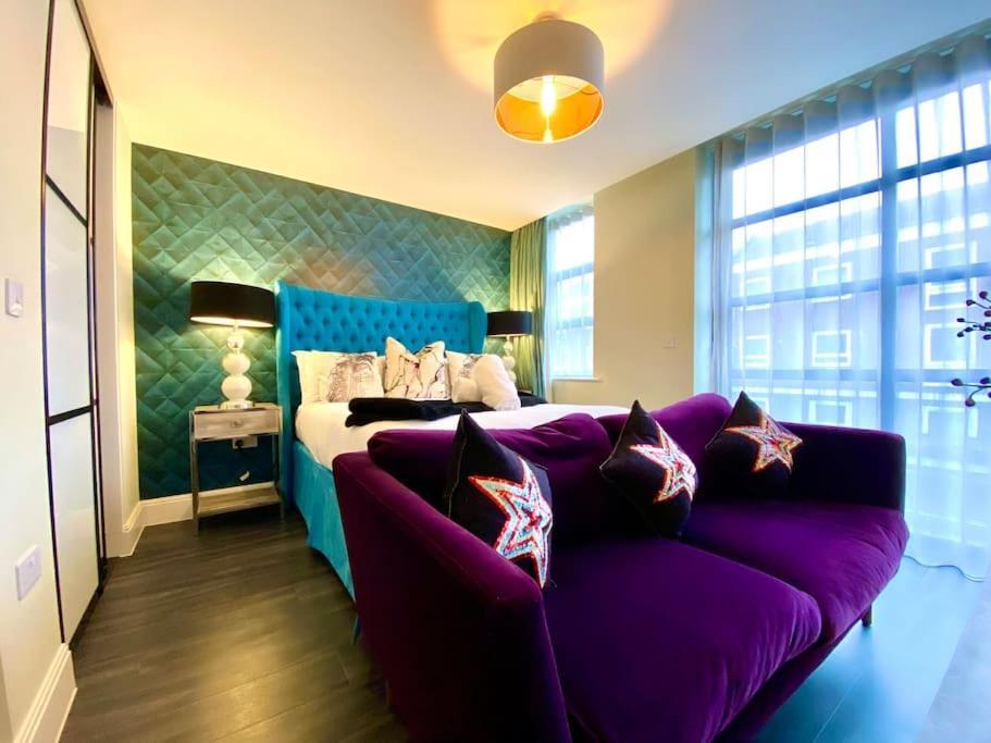 Stunning Apartment Suite - Free Parking & Wifi! Пул Екстериор снимка