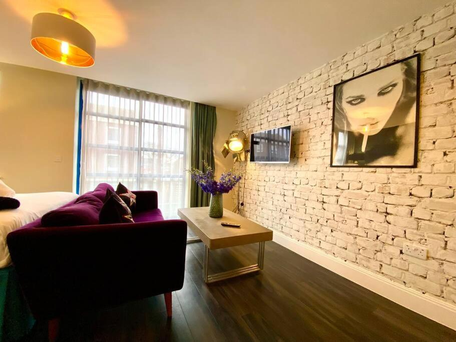 Stunning Apartment Suite - Free Parking & Wifi! Пул Екстериор снимка