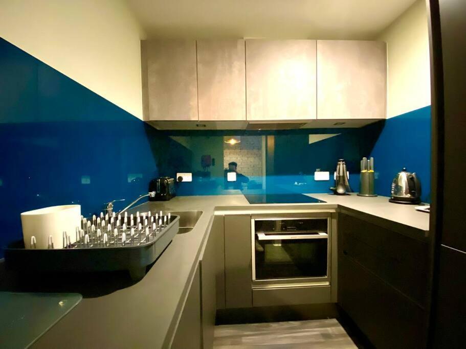 Stunning Apartment Suite - Free Parking & Wifi! Пул Екстериор снимка