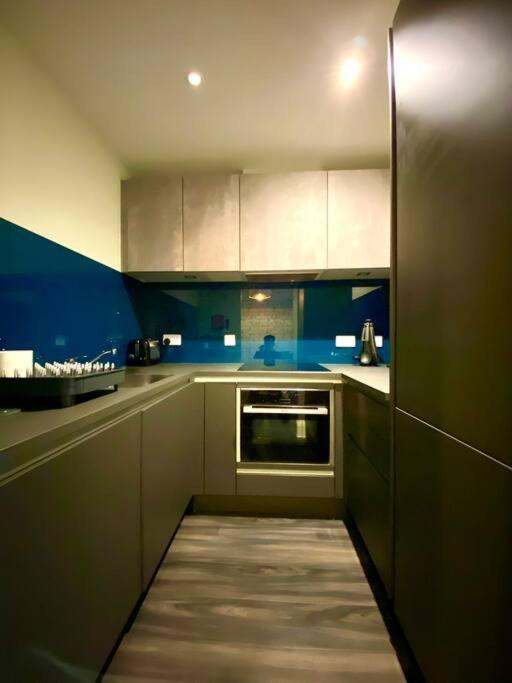 Stunning Apartment Suite - Free Parking & Wifi! Пул Екстериор снимка