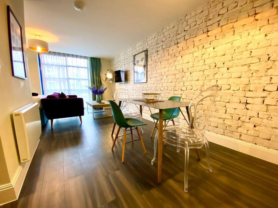 Stunning Apartment Suite - Free Parking & Wifi! Пул Екстериор снимка