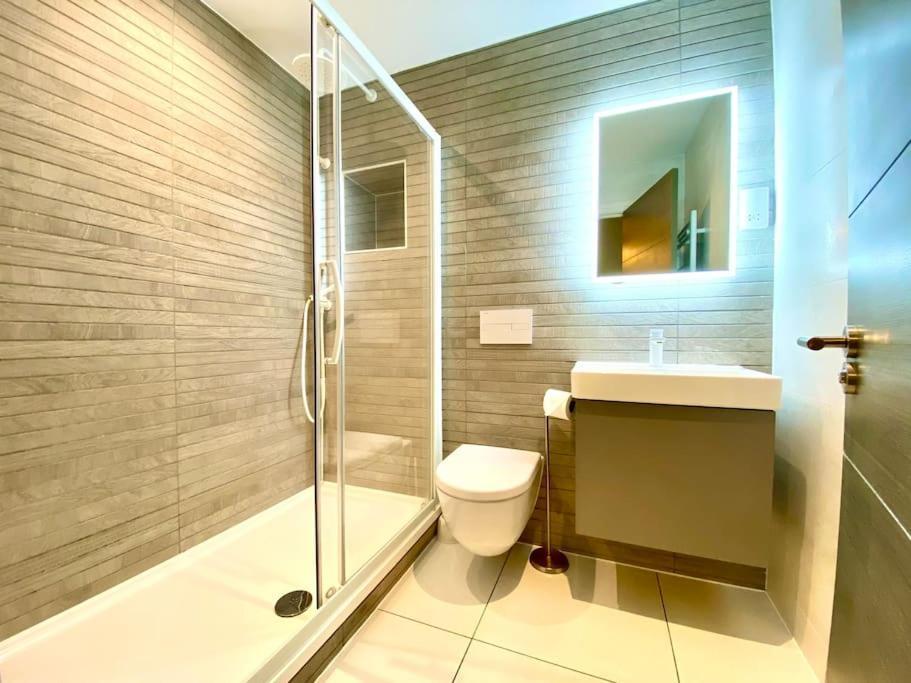 Stunning Apartment Suite - Free Parking & Wifi! Пул Екстериор снимка