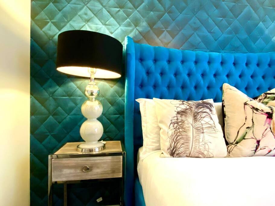 Stunning Apartment Suite - Free Parking & Wifi! Пул Екстериор снимка
