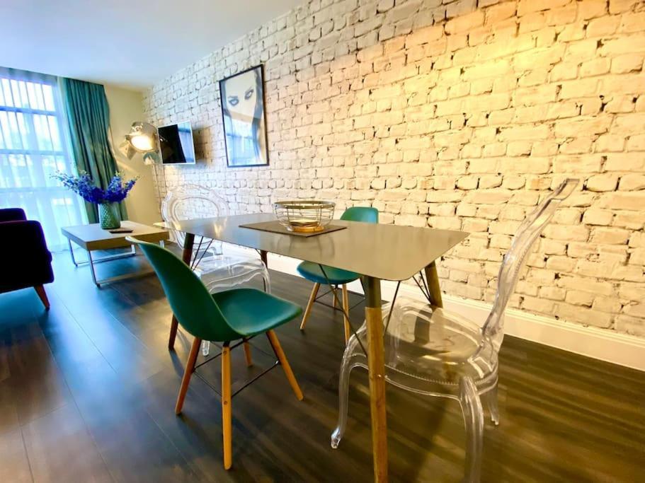 Stunning Apartment Suite - Free Parking & Wifi! Пул Екстериор снимка